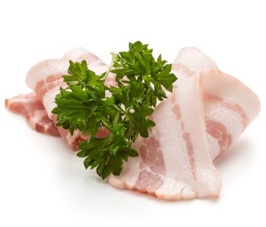 dilimlenmiş domuz pastırması ve maydanoz yaprakları 