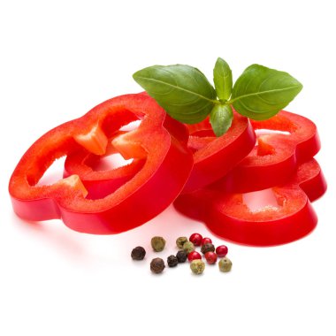 Biber dilimleri ve fesleğen yaprakları 