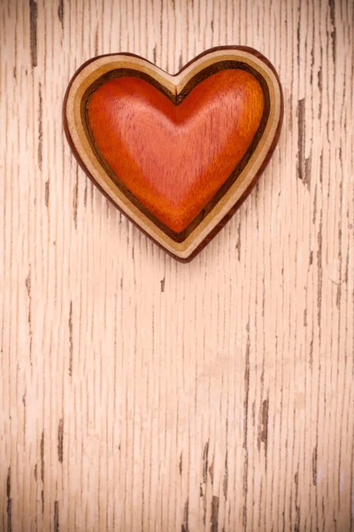 bir ahşap kalp 
