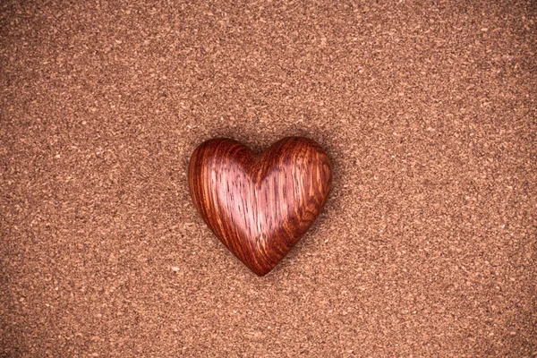 Одно деревянное сердце — стоковое фото