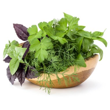 Hasır sepet içinde taze otlar