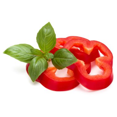 dolmalık biber dilimleri ve fesleğen yaprakları