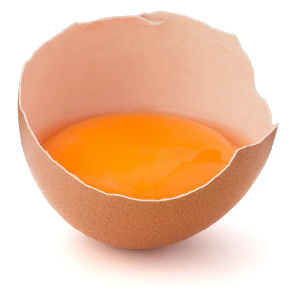 Huevo roto en cáscara de huevo mitad — Foto de Stock