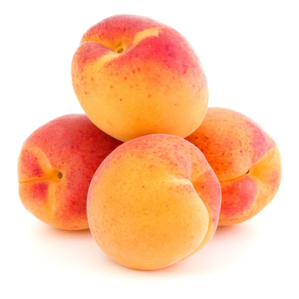Frische Aprikosen auf weiß — Stockfoto