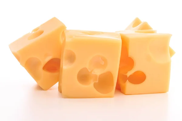 Kousky sýra na bílém pozadí — Stock fotografie