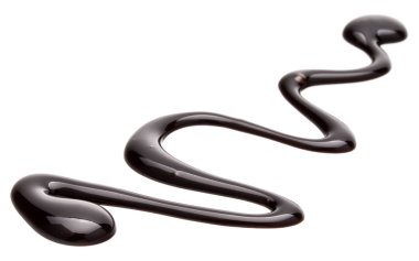 Beyaz arka plan üzerinde izole koyu çikolata şurubu