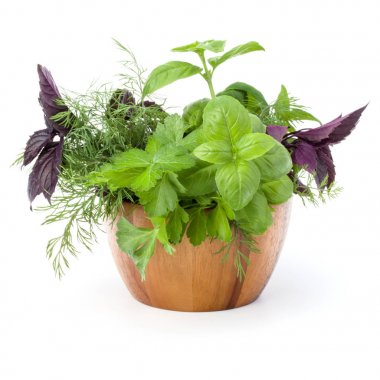 Taze baharatlar ve otlar hasır sepet beyaz arka plan üzerinde izole