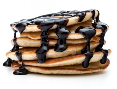 beyaz zemin üzerine çikolata şurubu ile krep yığını