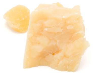 Beyaz arka plan üzerinde izole rendelenmiş parmesan peyniri 