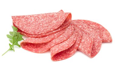 Beyaz arka planda izole edilmiş salam tütsülenmiş sosis dilimleri