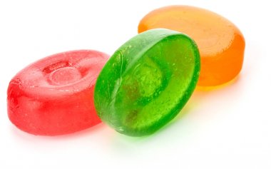 Üç renkli meyve sert şekerler beyaz zemin üzerine şeker 