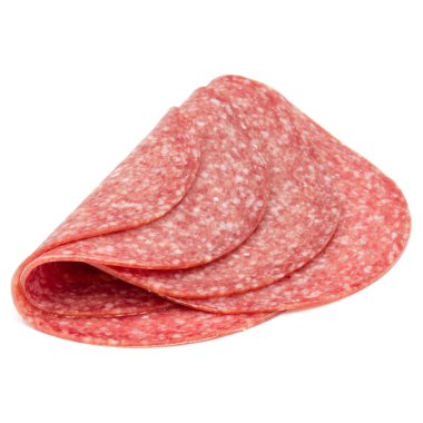 Beyaz arka planda izole edilmiş salam tütsülenmiş sosis dilimleri