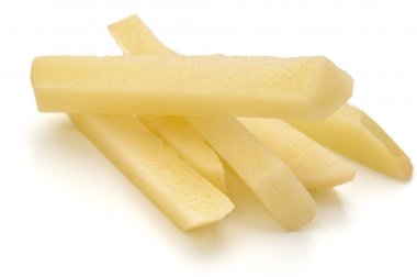 Beyaz arka planda izole edilmiş patates kızartması için hazırlanmış çiğ patates dilimleri.