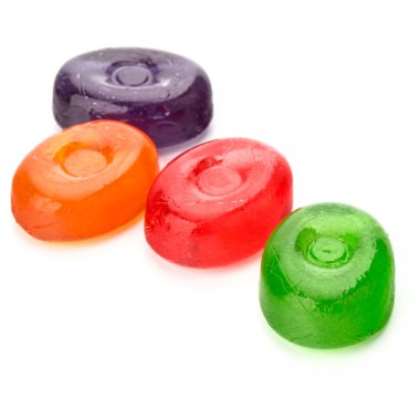 Dört renkli meyve sert beyaz arka plan üzerinde izole şeker şeker 