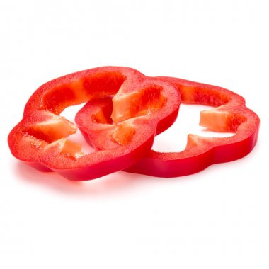 Beyaz arka plan üzerinde izole kırmızı tatlı biber dilimleri 