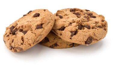 Beyaz arka planda izole edilmiş üç çikolatalı kurabiye.