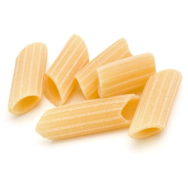 Beyaz arka planda izole edilmiş İtalyan makarnası