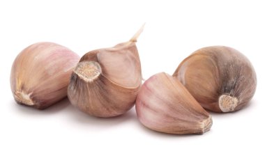 Beyaz arkaplanda yalıtılmış sarımsak karanfilleri