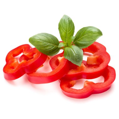 Beyaz arka plan üzerinde izole kırmızı tatlı biber dilimleri 