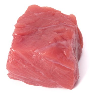 Beyaz arka plan üzerinde izole çiğ kıyılmış sığır et parçası 