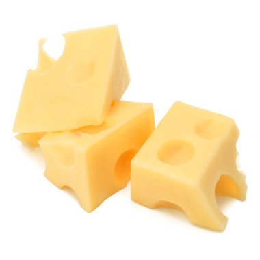 Beyaz arkaplanda izole edilmiş peynir parçaları