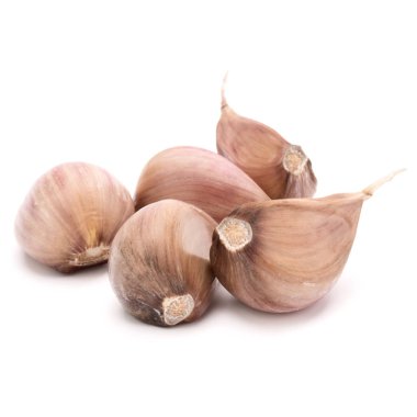 Beyaz arkaplanda yalıtılmış sarımsak karanfilleri