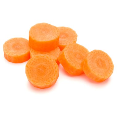 Doğranmış havuç beyaz arkaplanda izole edilmiş. 