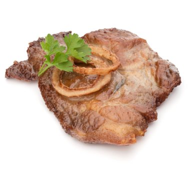 Kızarmış domuz eti maydanoz bitki yaprakları ve beyaz arka plan üzerinde izole soğan dilimleri garnitür ile pişmiş 