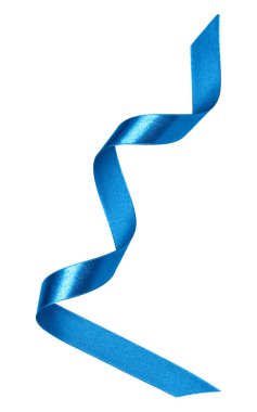 Beyaz arka plan üzerinde izole mavi renkte parlak saten şerit 