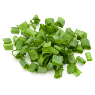 beyaz zemin üzerine doğranmış taze soğan 