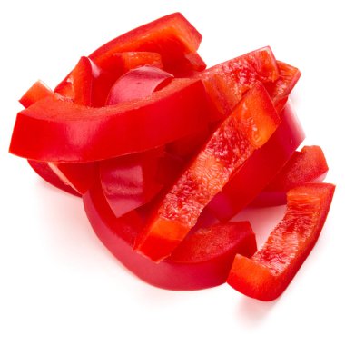 Beyaz arka plan üzerinde izole kırmızı tatlı biber dilimleri 