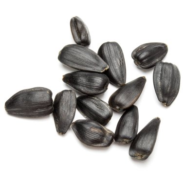 Beyaz arkaplanda izole edilmiş ayçiçeği tohumları