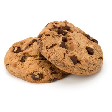 Beyaz arka planda izole edilmiş iki çikolata parçalı kurabiye.