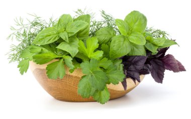 Taze baharatlar ve otlar hasır sepet beyaz arka plan üzerinde izole