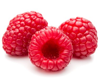 Beyaz arka planda izole edilmiş olgun ahududular. 