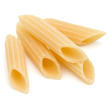 Beyaz arka planda izole edilmiş İtalyan makarnası