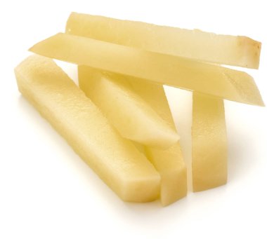 Beyaz arka planda izole edilmiş patates kızartması için hazırlanmış çiğ patates dilimleri.