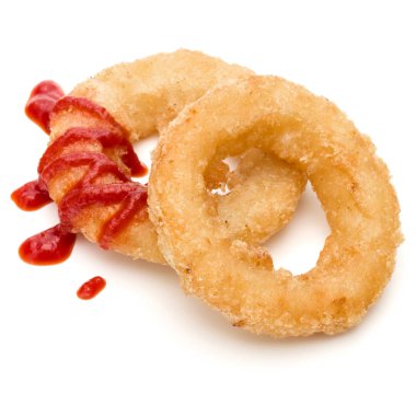 Gevrek derin kızarmış soğan veya beyaz arka plan üzerinde izole ketçap ile kalamar halkaları