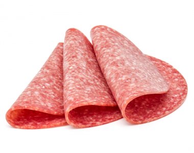 Beyaz arka planda izole edilmiş salam tütsülenmiş sosis dilimleri