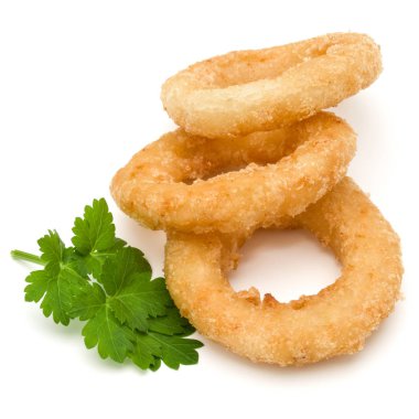 Gevrek derin kızarmış soğan veya beyaz arka plan üzerinde izole kalamar halkaları