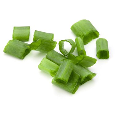 beyaz zemin üzerine doğranmış taze soğan 