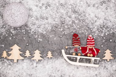 Ahşap ağaç ve oyuncaklar Noel tebrik kartı