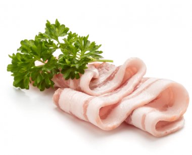 pastırma ve maydanoz yaprakları üzerinde izole beyaz arka plan