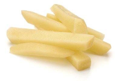 Beyaz arka planda izole edilmiş patates kızartması için hazırlanmış çiğ patates dilimleri.