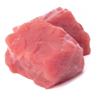 Çiğ kıyılmış sığır et parçaları om beyaz arka plan izole