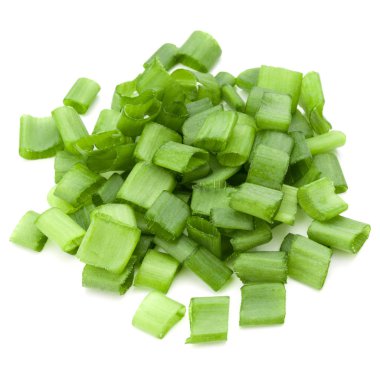 beyaz zemin üzerine doğranmış taze soğan 