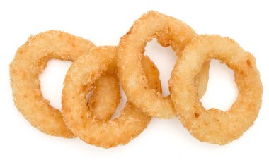 Gevrek derin kızarmış soğan veya beyaz arka plan üzerinde izole kalamar halkaları