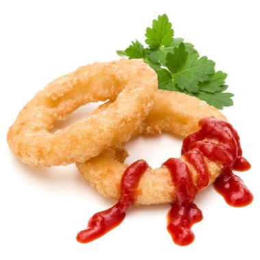 Gevrek derin kızarmış soğan veya beyaz arka plan üzerinde izole ketçap ile kalamar halkaları