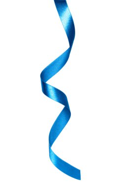 Beyaz arka plan üzerinde izole mavi renkte parlak saten şerit 