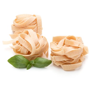 İtalyan makarna fettuccine yuva ve fesleğen yaprakları beyaz zemin üzerine izole